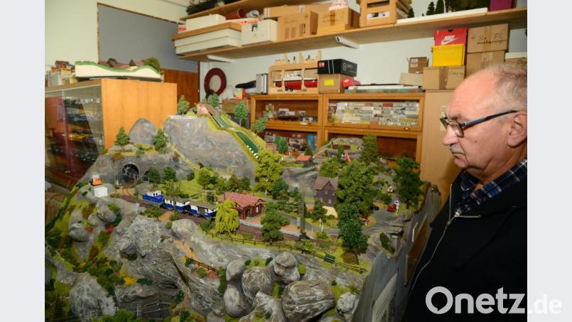 Heinrich Bergler, 2. Vorsitzender der Modelleisenbahnfreunde Windischeschenbach und Umgebung, lässt auf seinem Modul einen Skispringer auf der Schanze im Hintergrund Schanzenrekord fliegen, die Zugspitzbahn im Vordergrund fährt die Original Zahnstangenantrieb. Bild: bey