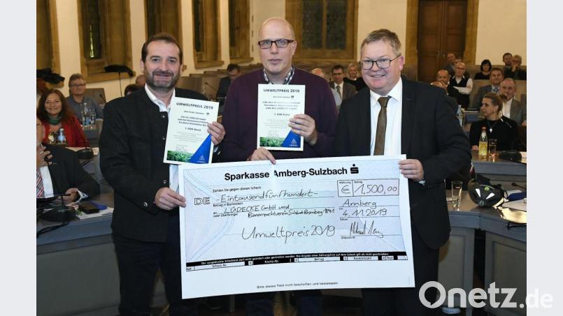 Die Firma Lüdecke und der Bienenzuchtverein Sulzbach-Rosenberg bekommen gemeinsam den Umweltpreis der Stadt Amberg. Im Bild von links: Klaus Herdegen (Geschäftsführer Lüdecke), Alexander Titz (Bienenzuchtverein) und Oberbürgermeister Michael Cerny. Bild: Petra Hartl
