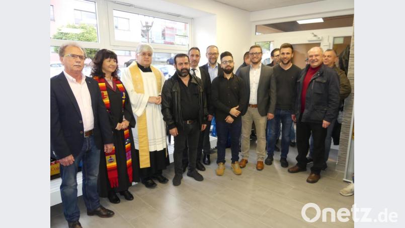 Segnungszeremoniell mit Bürgermeister Werner Walberer, Lektorin Gabi Scherl, Pfarrer Thomas Jeschner, Vater Hüseyn , Güdük, Imam Yakup Polat, zweiten Bürgermeister Karl Lorenz, Bilal Güdük, Bürgermeister Ernst Lenk, Hausherrn Dominic Reiter und Bürgermeister Peter Lehr. Bild: rn