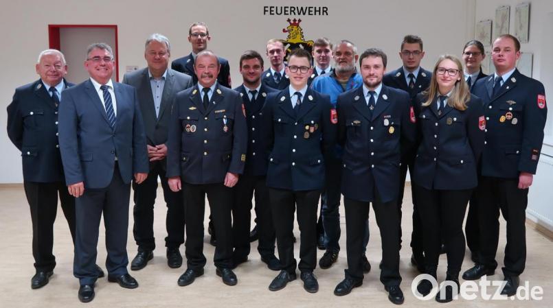 Am Ende des Ehrenabends stellten sich alle verdienten Kameradinnen und Kameraden zusammen. Von links: Vereinsvorsitzender Günther Ernst, Bürgermeister Norbert Bücherl, Landrat Richard Reisinger, Julian Klier, Karl Luber, Johannes Großer, Thomas Luber, Stefan Wisneth, Kay Häusler, Harald Häusler, Martin Böhm, Fabian Prösl, Ronja Kraus, Christina Rabenstein und Kommandant Andreas Luber. Bild: rab