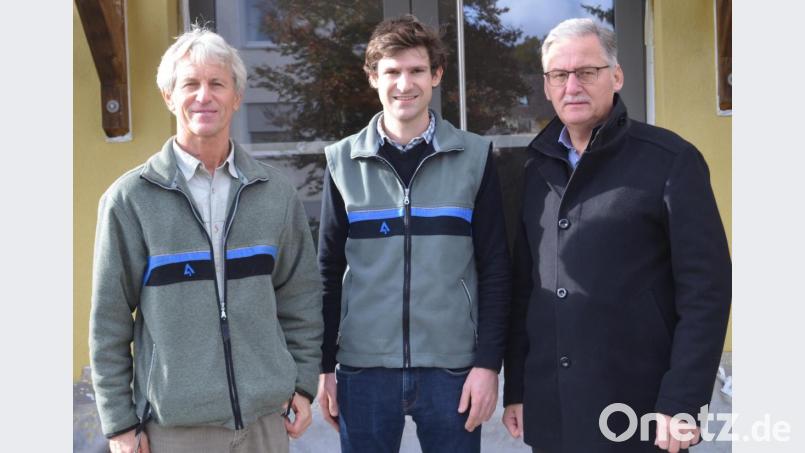 Forstdirektor Gerhard Hösl vom AELF in Weiden stellt Lukas Rupprecht als neuen Leiter der Forstdienstelle Irchenrieth vor. Bürgermeister Josef Hammer (von links) freut sich über den Weiterbestand dieser staatlichen Einrichtung in der Gemeinde. Bild: fz