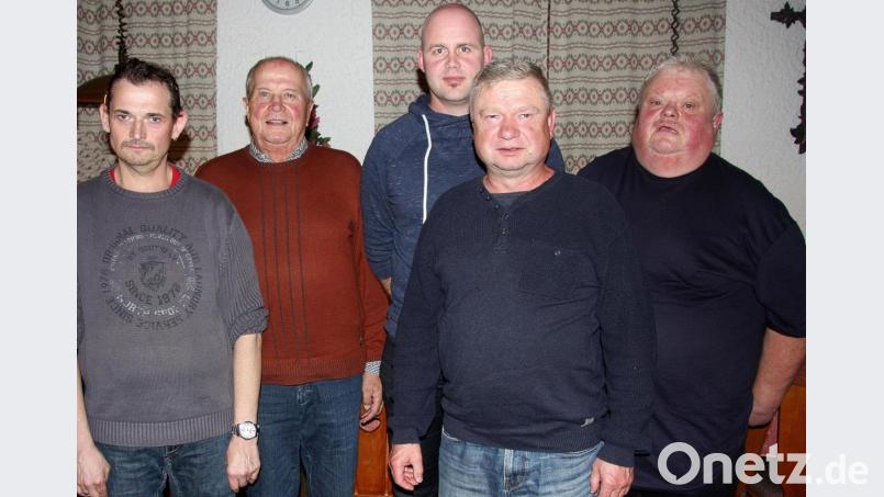 Ausgezeichnet für ihre langjährige Treue zum Wiesauer Eisstock-Club wurden (von links): Hubert Lang, Horst Hirschmann, Andreas Loos, Peter Englmann und Karl Brunner. Bild: wro