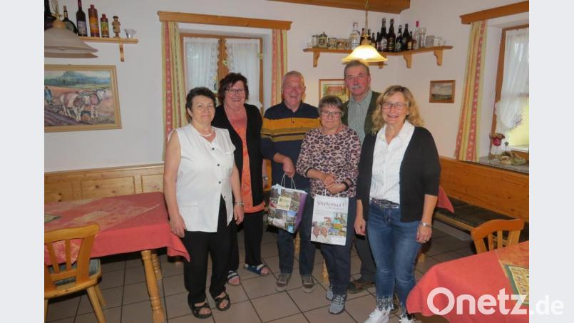 Ihren Gewinn, zwei Übernachtungen im Kesslsimerhof Neualbenreuth, haben jetzt Rita und Walter Ernstberger aus Rednitzhembach bei Nürnberg eingelöst. Bild: Gäste-Info Neualbenreuth/exb