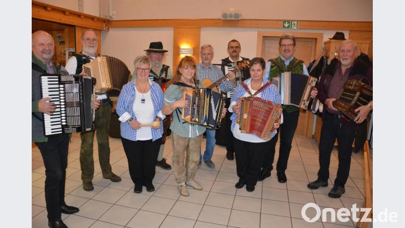 Zehn Musikanten brachten sich beim Benefizkonzert in der Petersklause ins Programm ein. Organisiert hat den Abend Christine Bleiber (vorne, Mitte), die auf mehr Besucher gehofft hatte. Bild: jr