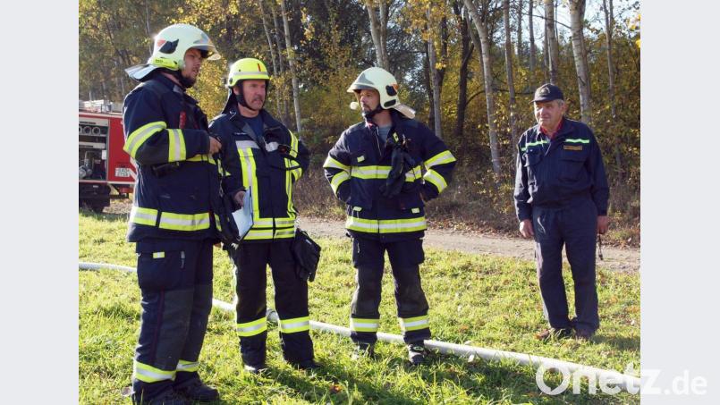 Martin Kopecký (links), stellvertretender Feuerwehrkommandant und Bürgermeister von Poběžovice, und Peter Rettinger (daneben), zweiter Kommandant der Weidinger Wehr, beobachten den Ablauf der gemeinsamen Übung. Bild: exb/Feuerwehr Weiding