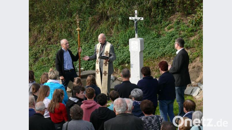Am Ortseingang von Unterauerbach grüßt das Marterl. Es wurde nun von Pfarrer Walter Hofmann geweiht. Bild: ga