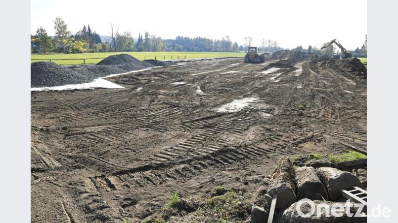 In Sichtweite der künftigen Baustelle &quot;Am Krebsbach&quot; (im Hintergrund). Bild: Petra Hartl