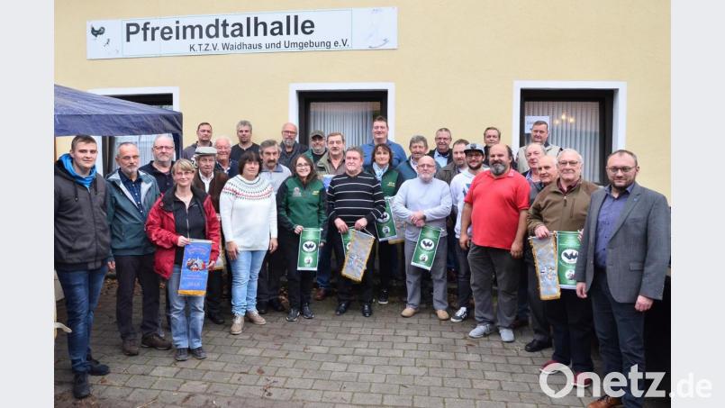Geflügelzüchter aus der gesamten Oberpfalz nehmen an der 70. Bezirksgeflügelschau teil, die der Waidhauser Ortsvorsitzende Alfred Sauer (im roten T-Shirt) als Ausstellungsleiter meistert. Für die besten Bewertungen gibt es Bänder, Trophäen und Geldpreise. Bild: fjo