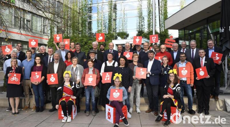 Bei der Spendenübergabe. Bild: Petra Hartl