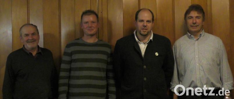 Interessante Vorträge von kompetenten Gästen: Dorfsprecher Hans Reindl bedankte sich bei Rainer Bayer, Florian Frank und Bruno Ponnath (von rechts) für ihre Ausführungen. Bild: Vogl, Christa