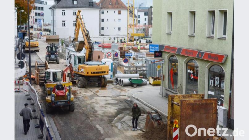 Vor mehr als zwei Jahren legen die Stadtwerke neue Versorgungsleitungen in die Sedanstraße. Dass jetzt die Anlieger zwischen Weißenburg- und Luitpoldstraße neue Herstellungsbeiträge zu zahlen haben, hat aber nur mit dem Bebauungsplan für das Nordoberpfalz-Center zu tun. Archivbild: Gabi Schönberger