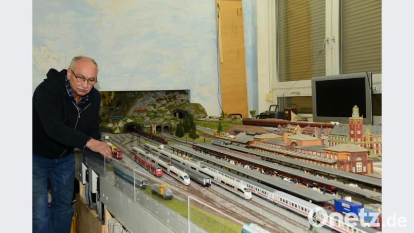 Die Gleisanlage ist dem des Bahnhofes Weiden angeglichen und wird bei der Ausstellung in der Mehrzweckhalle auch zu sehen sein. Bild: bey