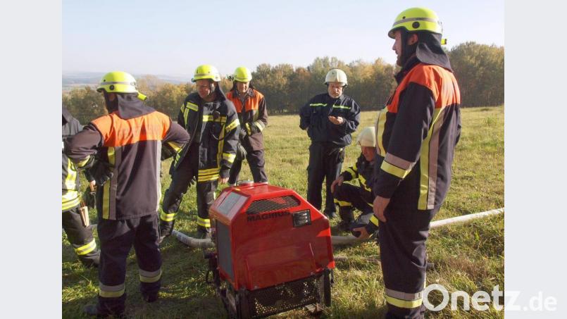 Die Feuerwehrmänner aus Weiding und Poběžovice an einer Förderpumpe, die für Aufbau der langen Schlauchleitung platziert worden. Bild: exb/Feuerwehr Weiding