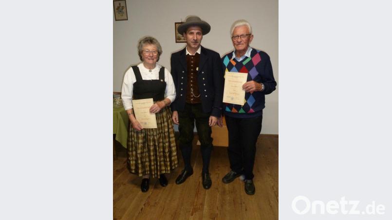 Zwei neue Ehrenmitglieder kürt der Heimatverein Birgland (von links): Berta Leitgeb, Vorsitzender Franz Niebler und Siegfried Binder. Bild: mag