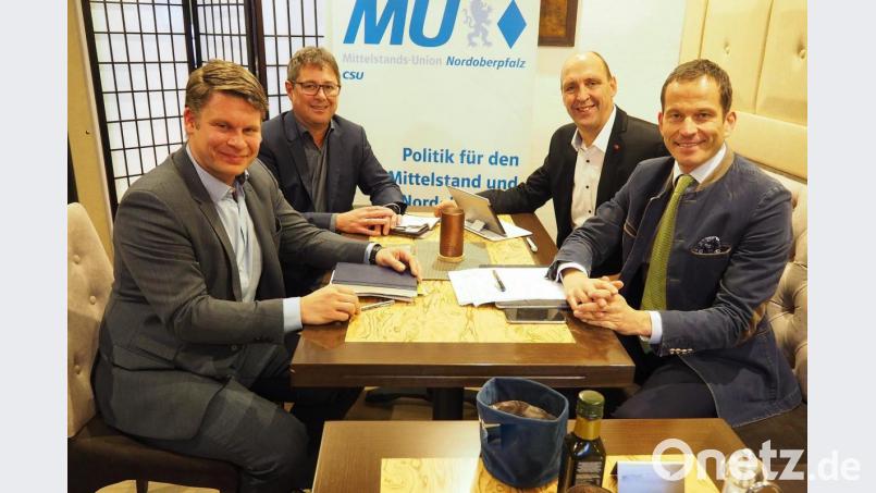 Standortbestimmung bei der Mittelstandsunion (MU) Nordoberpfalz. Mit dabei (von links): Bezirksvorsitzender Benjamin Zeitler, stellvertretender Vorsitzender der MU Tirschenreuth Stefan Prechtl, Kreisverbandsvorsitzender Nordoberpfalz Harald Gollwitzer und der Bundestagsabgeordnete Albert Rupprecht. Bild: Bühner