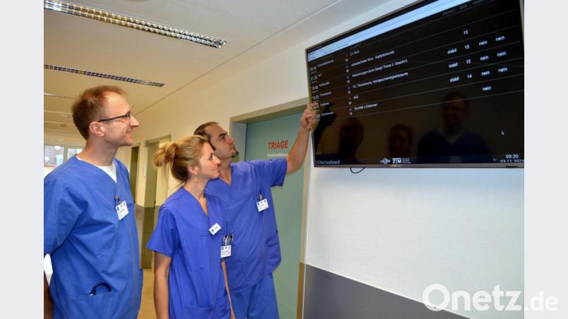 Das „Arrival Board“ in der Zentralen Notaufnahme verrät den beiden Oberärzten Dr. Thomas Scherl (linke) und Dr. Florin Bodea sowie der Fachkrankenschwester Johanna Rieppel, wann Patienten mit welcher Verdachtsdiagnose von den Rettungsdiensten ins Krankenhaus St. Barbara gebracht werden. Bild: exb/Marion Hausmann