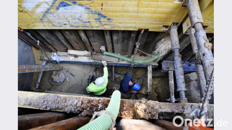 Wenn der Bauarbeiter in den Untergrund steigt und Kanäle saniert (auf dem Bild in der Unteren Nabburger Straße), wird es teuer. Nicht nur für die Kommune, sondern über steigende Kanalgebühren oft auch für die Bürger. Bild: Petra Hartl