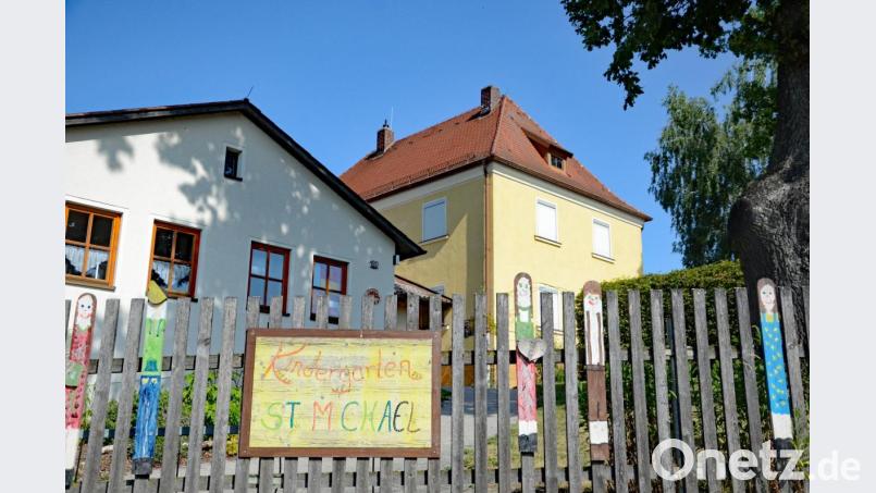 Die Fensterläden sind heruntergelassen, Gelände und Gebäude versperrt: Der St.-Michael-Kindergarten in Ehenfeld wurde wegen giftiger Schimmelpilze kurz vor Ende des aktuellen Kindergartenjahres geschlossen. Bild: spw