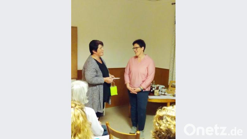 Sonja Schnurrer (rechts) zusammen mit Monika Grötsch, die sich für den Vortrag mit einem Präsent bedankte. Bild: exb