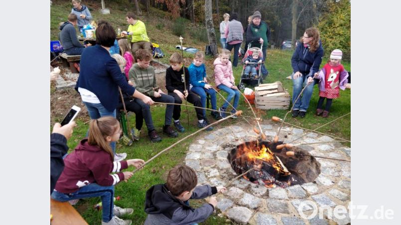 Die Rondorfer Groshupfer stärken sich nach der Geocachingtour am Lagerfeuer mit Stockwürstln. Bild: rbm