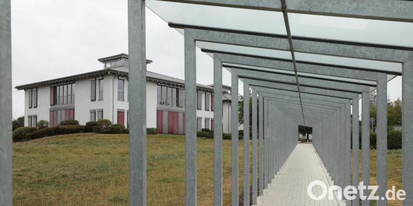 Tollen hier bald Kinder auf der Wiese vor dem Gebäudewürfel der AKW Apparate und Verfahren Anlagenbau? Die Firma hat der Stadtverwaltung die Räume angeboten. Im Gegenzug würde der Betrieb schräg gegenüber einen Neubau errichten. Bild: Wolfgang Steinbacher