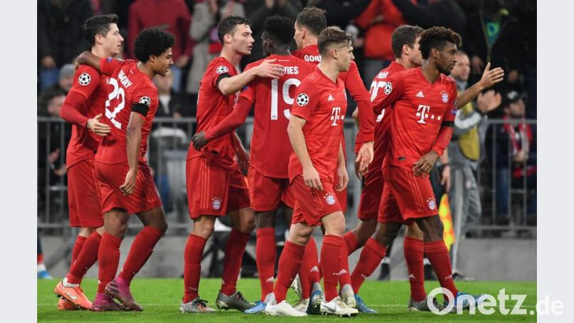 Der FC Bayern München hat durch den 2:0-Erfolg gegen Olympiakos Piräus vorzeitig das Achtelfinale der Champions-League erreicht. Hier bejubeln die Münchener das 1:0 durch Robert Lewandowski (links). Bild: Sven Hoppe/dpa