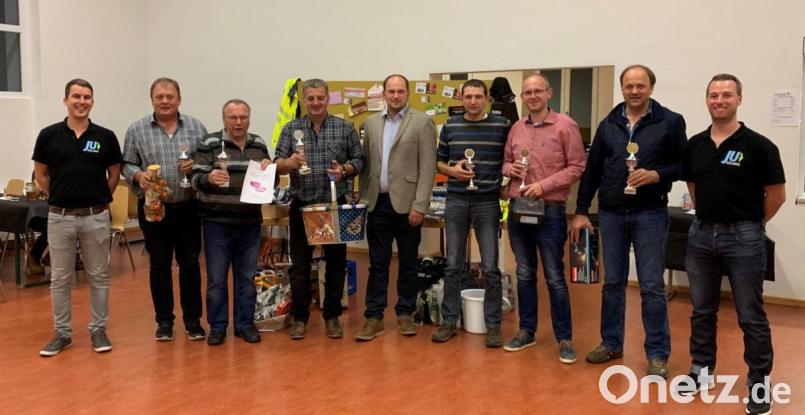 Die besten Kartenspieler bekamen zu den Preisen zusätzlich Pokale und Marktmeister wurden Karl Ach (2.v.l.) und Josef Ach (2.v.r.). Bild: gz