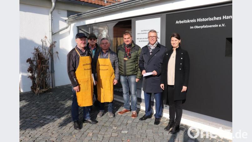 Freuten sich über die neue Attraktion beim Haus am Teich: Herbert Konrad, Gerhard Spitzl, Josef Schuller und Franz Zölch vom Arbeitskreis Historisches Handwerk sowie Franz Stahl und Stefanie Süß (von links). Bild: Stadt Tirschenreuth