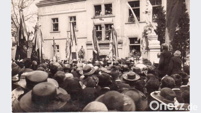 Eine große Menschenmenge versammelte sich am 21. Mai 1923 zur Einweihung des Vilsecker Kriegerdenkmals (rechts) auf dem Kirchplatz. Die Zuschauer-Plätze an den Schulhausfenstern waren heiß begehrt. Nach dem Zweiten Weltkrieg kamen auf dem Denkmal die Namen vieler weiterer Gefallenen hinzu. Bild: rha