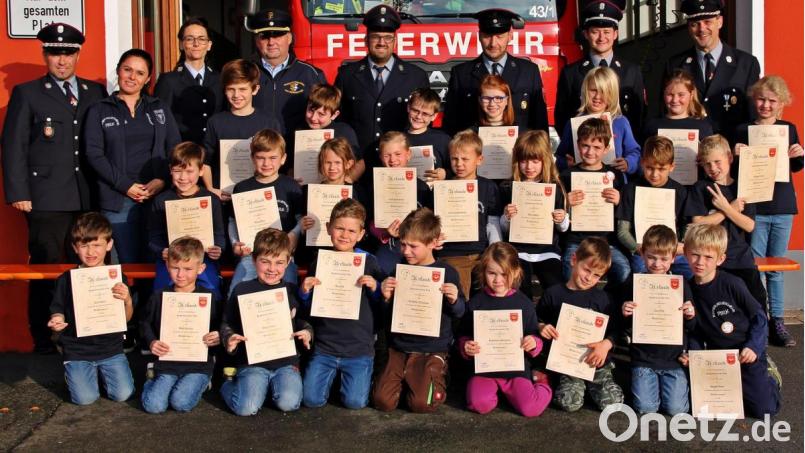 Der Vorsitzende der Pirker Feuerwehr Andreas Albrecht (hinten stehend rechts) gratuliert den kleinen Feuerwehrleuten. Bild: zer