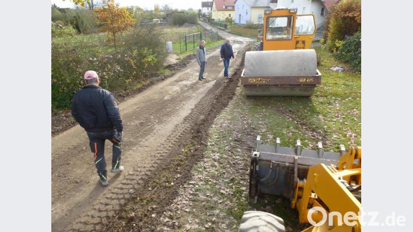 Die Teerdecken werden noch vor dem Kirchweihfest am 17. November aufgebracht. Bild: bk