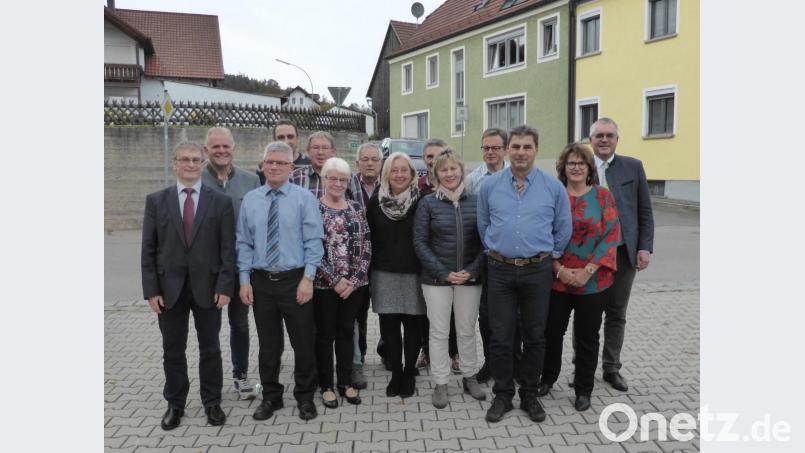 An der Spitze der Vorstandschaft steht Franz Heininger (links). Den gewählten gratulierten stellvertretender Bezirksvorsitzender Bernhard Jobst (Zweiter von links) und Bürgermeister Richard Tischler (rechts). Bild: exb