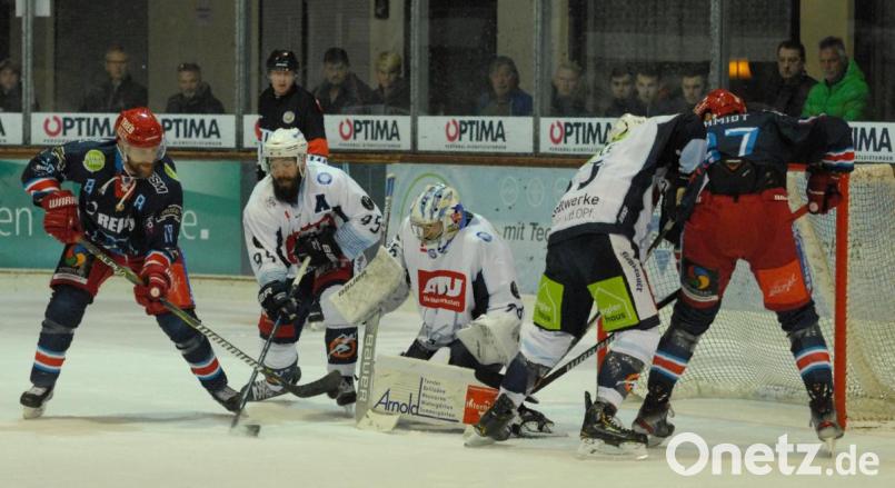 Am Freitag um 20 Uhr steigt in der Weidener Hans-Schröpf-Arena das Derby zwischen den Blue Devils und den Selber Wölfen. Das erste Duell in dieser Saison (Szene) verloren die Blue Devils am 11. Oktober in Selb mit 2:3 nach Verlängerung. Bild: gb
