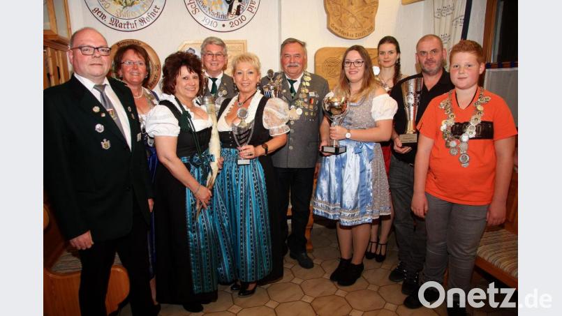 Den treffsicheren Schützen und Königen gratulierte Zweiter Gauschützenmeister Martin Dietz (links). Bild: wro