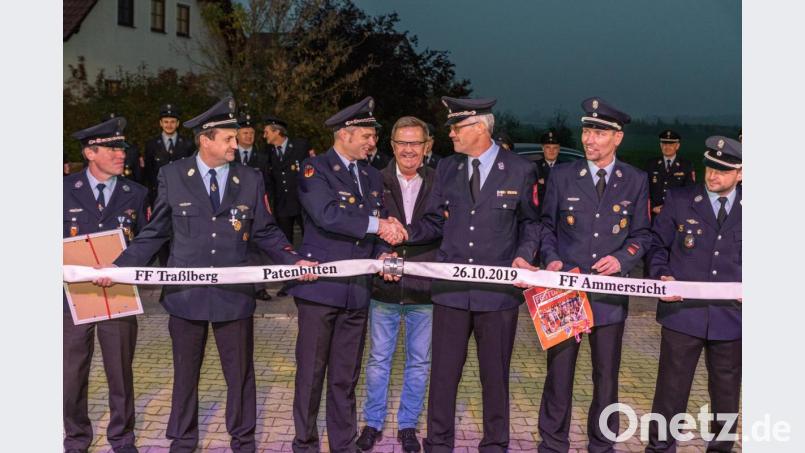 Die Patenübernahme durch die Feuerwehr Ammersricht (von links): Traßlbergs stellvertretender Vorsitzender Michael Laußer, Kommandant Max Rösch, Vorsitzender Christian Beck, Bürgermeister Martin Preuß, Ammersrichts Vorsitzender Wolfgang Nagler und Kommandant Christian Schafbauer. Bild: chl