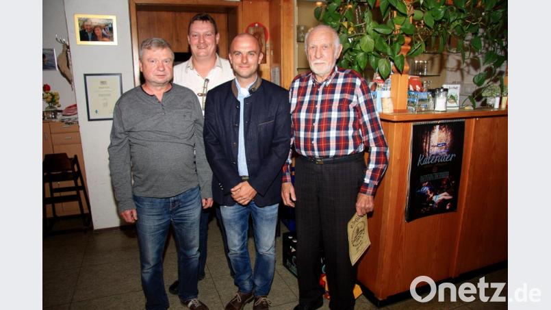 Für ihre langjährige Mitgliedschaft zum Fischereiverein wurden (vorne, von links) Peter Englmann, Daniel Hechtl und Alfred Bayer ausgezeichnet. Zweiter Vorsitzender Matthias Zwerenz (dahinter, Zweiter von links) gratulierte den Jubilaren. Bild: wro