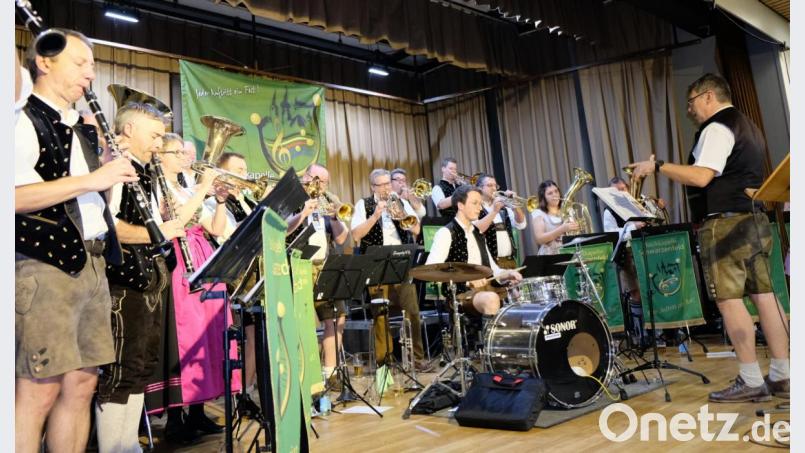 Bayerisch-böhmisch präsentieren sich die Schwarzenfelder Musikanten mit ihrem Leiter Stefan Karl. Bild: mab