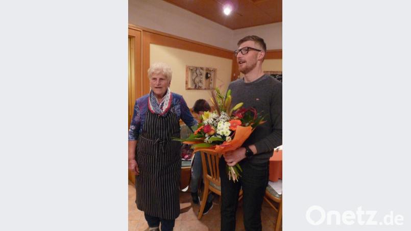 Mit Blumen bedankte sich der bisherige Vorsitzende der Kirwagemeinschaft Rosenberg, Florian Kaufmann, bei Wirtin Kuni Mutzbauer für die langjährigen freundschaftlichen Kontakte. Bild: rlö