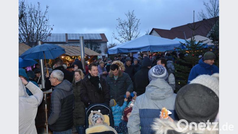 Trotz des regnerischen Wetters herrschte beim Leonberger Weihnachtsmarkt im vergangenen Jahr Hochbetrieb, Veranstalter und Beteiligte freuten sich über das riesige Besucherinteresse. Auch heuer findet der Weihnachtsmarkt am vierten Adventssonntag, 22. Dezember, statt. Archivbild: jr