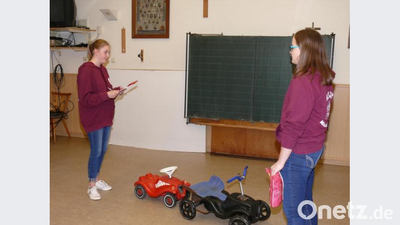 Mit lustigen Sketchen erfreute die Katholische Landjugend Münchenreuth ihre Gäste beim Seniorennachmittag. Im Bild eine Szene aus dem Stück der „Strafzettel XXL“ mit Eva Wifling und Anika Männer. Bild: kgg