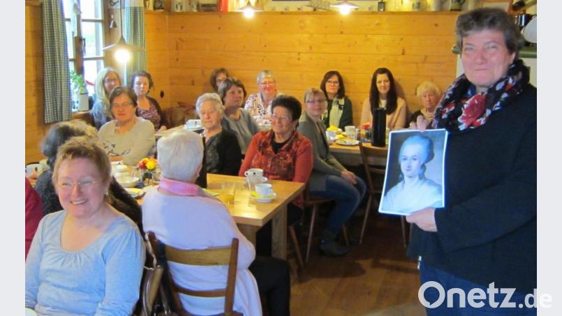 Mit einem Vortrag über 100 Jahre Frauenwahlrecht wartet Bettina Marquis vom Deutschen Evangelischen Frauenbund beim Frühstück des Flosser Frauenbundes auf. Bild: le