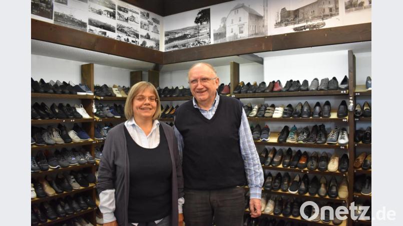 Hans und Christine Höllerer feiern dieses Jahr mit ihrem Schuhgeschäft in Krummennaab 120 Jahre Geburtstag. Bild: lue