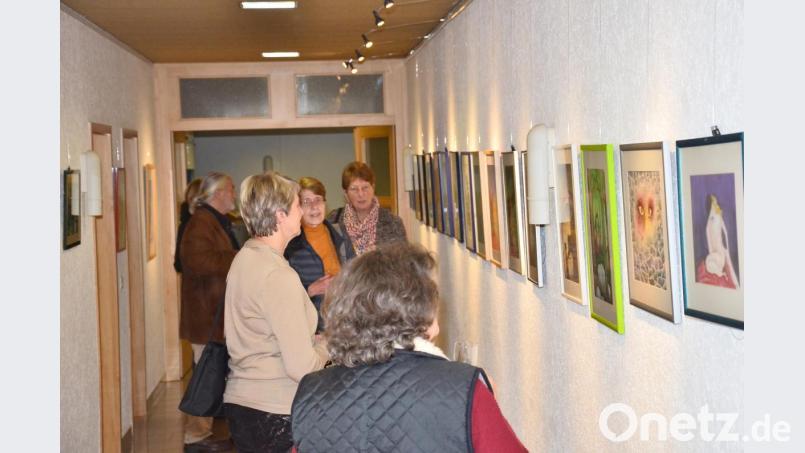 Im Obergeschoss des Gemeindezentrums erzählen Bilder auf ihre Weise von der geheimnisvollen Sage und laden zum Betrachten, Nachsinnen und Genießen ein. Bild: fjo