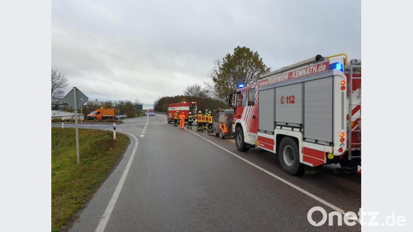 Ein technischer Defekt an der Kraftstoffversorgung eines Fahrzeugs sorgte für den Einsatz der Feuerwehren Kemnath und Kulmain. Hier beseitigten die Kräfte auf der Staatsstraße 2665 die Ölspur. Bild: mde