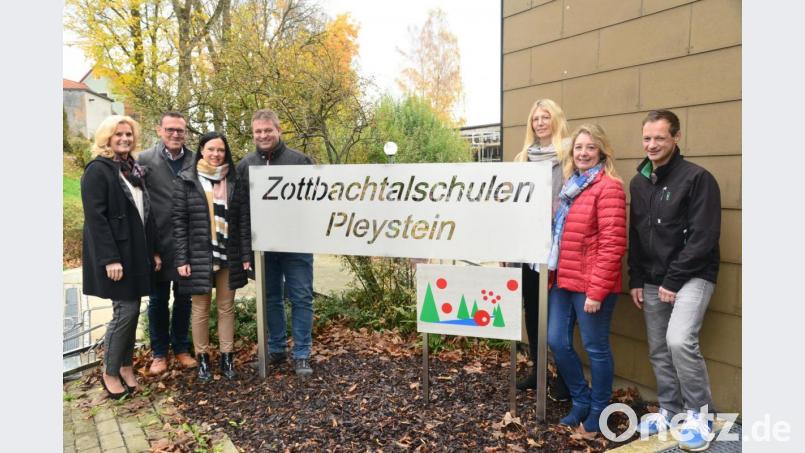 Pleysteins Zweite Bürgermeisterin Andrea Lang und Schulleiter Edgar Hanner (von links) freuen sich über das neue Schild an der Zottbachtalschule, das Margit und Stefan Voit (Dritte und Vierter von links) designed und gefertigt haben. Lehrerin Martin Röder (Zweiter von rechts) hat die von Iris Merold (Dritte von rechts) entworfene Grafik umgesetzt. Bild: bey