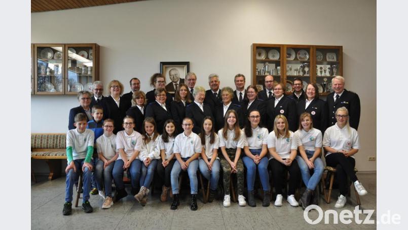 Ihr 60-jähriges Bestehen feiert am Samstag die BRK-Bereitschaft Konnersreuth, gleichzeitig begeht das Jugendrotkreuz sein 40-jähriges Bestehen. Im Bild die Aktiven mit Bereitschaftsleiter Hugo Hofmann (rechts), der seit 40 Jahren im Amt ist. Bild: jr