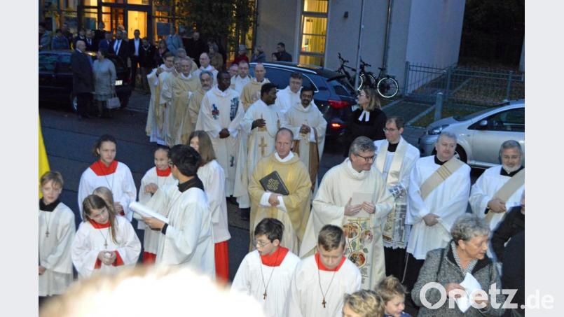 Der ehemalige Waldthurner Pfarrer Marek Baron (Mittlere Reihe Vierter von rechts) wird in der Stadtpfarrkirche St. Cäcilia, Regensburg als neuer Pfarradministrator eingeführt. Bild: fvo