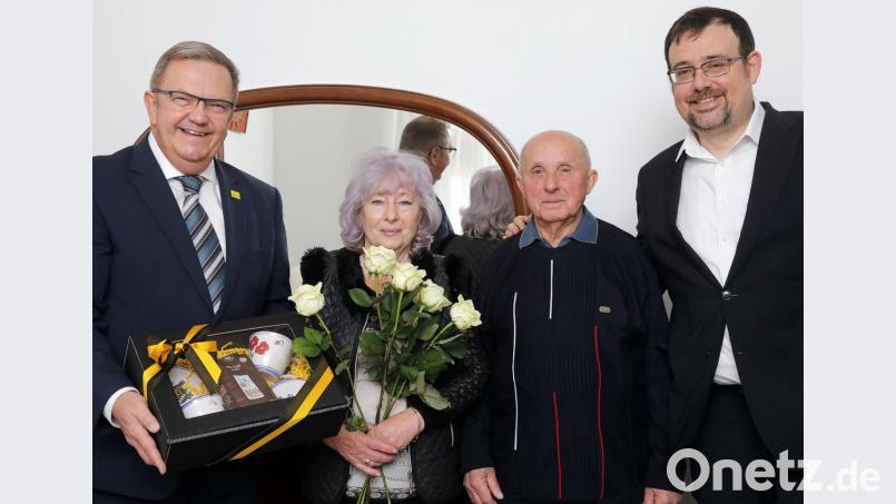 "Im Grunde war es schon eine Sandkastenliebe", schmunzelt der Ehemann der Enkelin über die lange Beziehung von Esfir und Alexander Aranowitsch, die nun im gleichen Alter von 82 Jahren ihre diamantene Hochzeit gefeiert haben. Dazu gratulierten Bürgermeister Martin Preuß (links) und Ambergs Rabbiner Elias Dray (rechts). Bild: Wolfgang Steinbacher