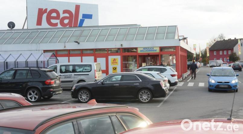 Seit 15 Jahren firmiert der Einkaufsmarkt in der Neustädter Straße unter dem Namen &quot;Real&quot;. Wie lange noch? Bild: Gabi Schönberger