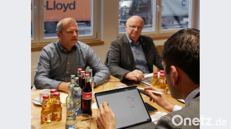 Bundestagsabgeordneter Albert Rupprecht (rechts) hält fest, was ihm Matthias Trykowski und Horst Leißner (von links) von der DB Netze als Info mit auf den Weg nach Berlin geben. Bild: tr
